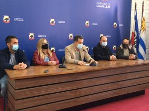 Director de Higiene Manuel Rodríguez, la vocera de la fundación Mano a Mano Sandra Carracelas, el intendente Mario García, el director del Mides Lavalleja Gustavo Risso y el coordinador del Cec