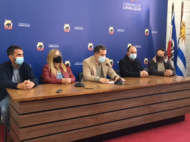 Director de Higiene Manuel Rodríguez, la vocera de la fundación Mano a Mano Sandra Carracelas, el intendente Mario García, el director del Mides Lavalleja Gustavo Risso y el coordinador del Cec