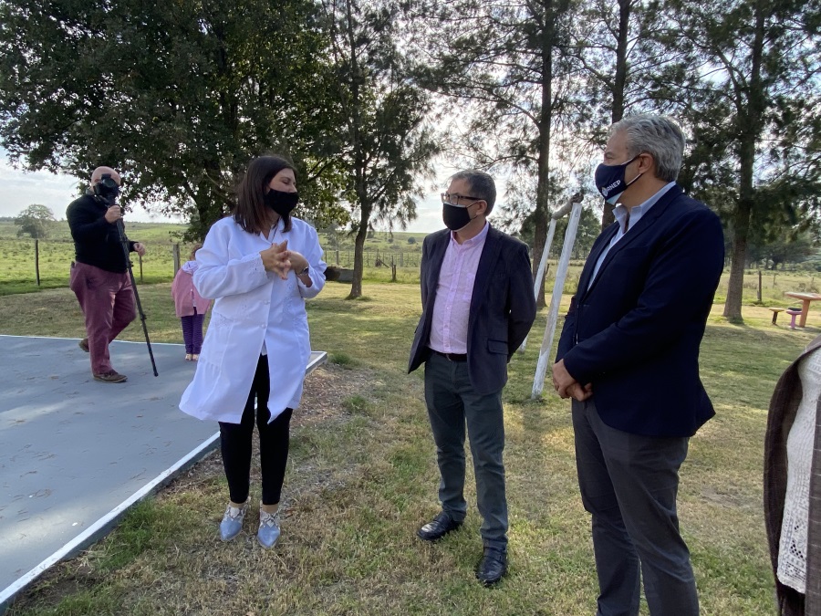 El Inspector Jorge Delgado con la maestra Nataly Gutiérrez y el presidente del Codicén Robert Silva en el regreso a la presencialidad de la escuela rural de Aguas Blancas el 3 de mayo de 2021