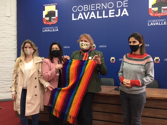 La directora de Familia y Género Eliana Alzugaray, la directora de Inmujeres Ana María Martínez, la referente trans Helena Fernández y la diputada del PN Alexandra Inzaurralde