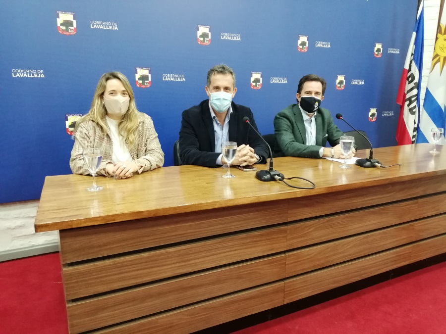 La directora de Turismo Dolores García Pintos, el intendente Mario García y el ministro de Turismo Germán Cardoso