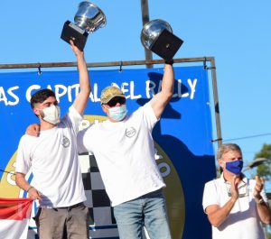 Santiago y Daniel Ruiz exhibiendo el trofeo de Campeón Nacional obtenido en nuestra ciudad en 2020