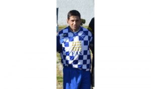 De la cancha, al otro lado de la raya de costado y viceversa. José Camejo dirige y juega con el juvenil equipo de Granjeros