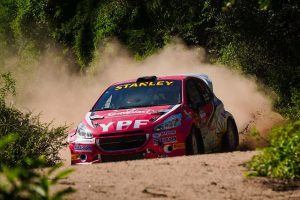 El León recorriendo los caminos del rally argentino. Ayer regresó a Uruguay y estará en carrera en Minas