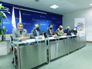 La mesa de oradores de ayer, con el Dr. Mario García a la cabeza (foto Prensa IDL)