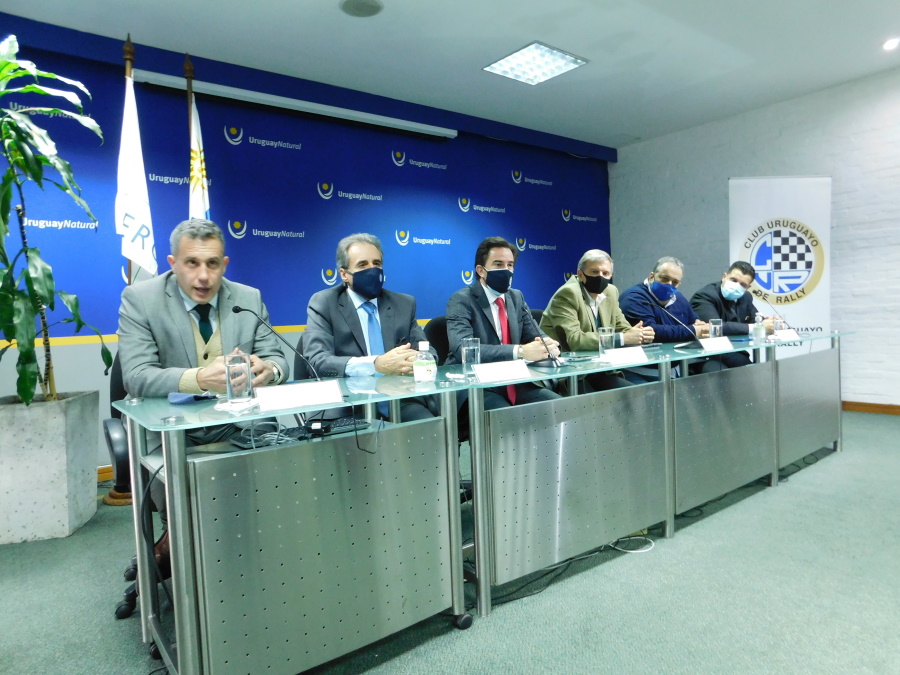 La mesa de oradores de ayer, con el Dr. Mario García a la cabeza (foto Prensa IDL)