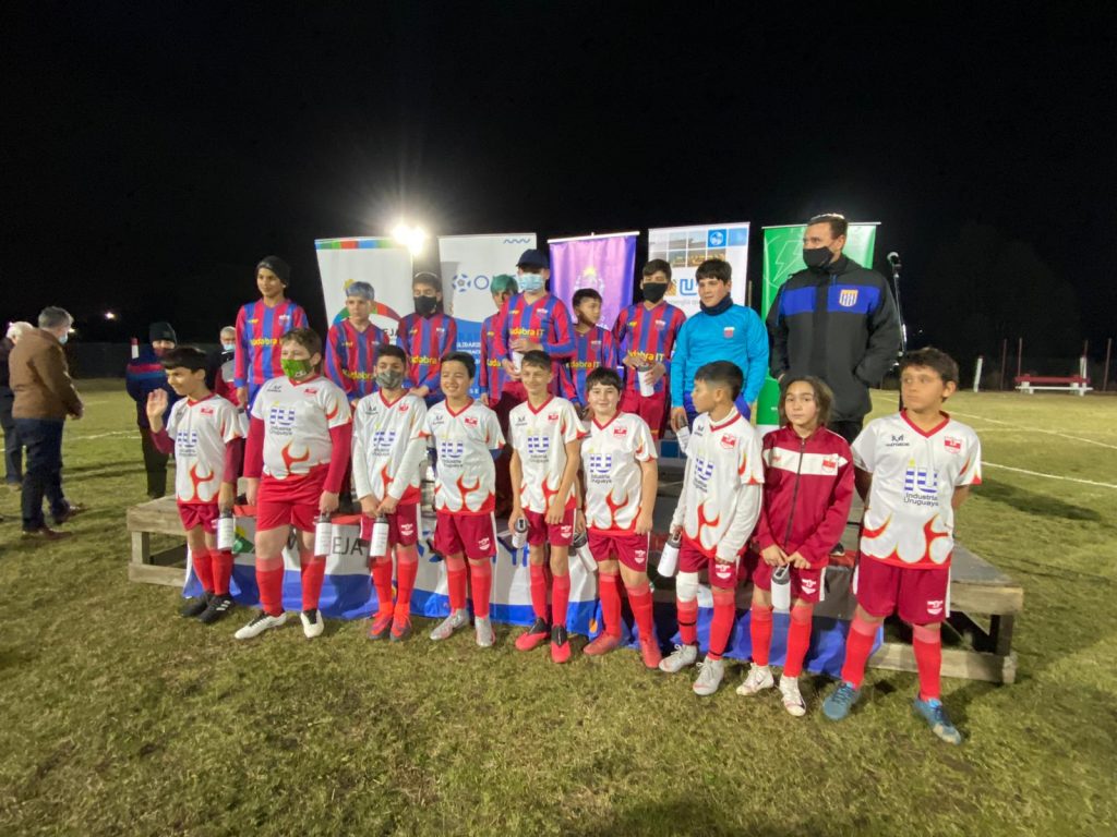 Los niños de Cerrito y Filarmónica inauguraron la cancha anoche