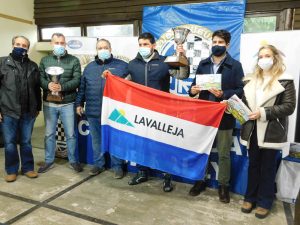 Martín Tellagorry con copa en mano tras el triunfo