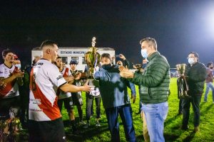 Carlos Julio Inzaurralde, presidente de la LMFL, entrega la Copa al capitán Martín Goñi, ante el aplauso del Intendente Dr. Mario García