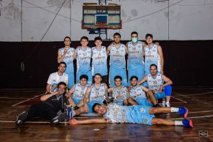 El nuevo campeón tras recibir Copa y medallas en Olimpic Atenas el sábado (foto Pablo Paz)