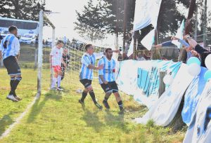 Diego Díaz celebra el gol con el que Las Delicias empató parcialmente el sábado en su cancha