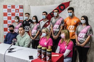 Dr. Nicolás Acosta, secretario y Lic. Emilio Suárez, presidente de Barrio Olímpico, acompañados por Elsa García y Adriana Pais de Lazos de Vida. De fondo, los modelos exhibiendo los nuevos dise