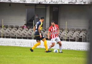 Joaquín Almeida encara a Martín Diez. El sábado vuelve el fútbol de la Copa al Estadio