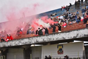 La hinchada de Lavalleja F.C. en el Estadio en su regreso al fútbol. En breve habrá más aficionados en la tribuna del Municipal