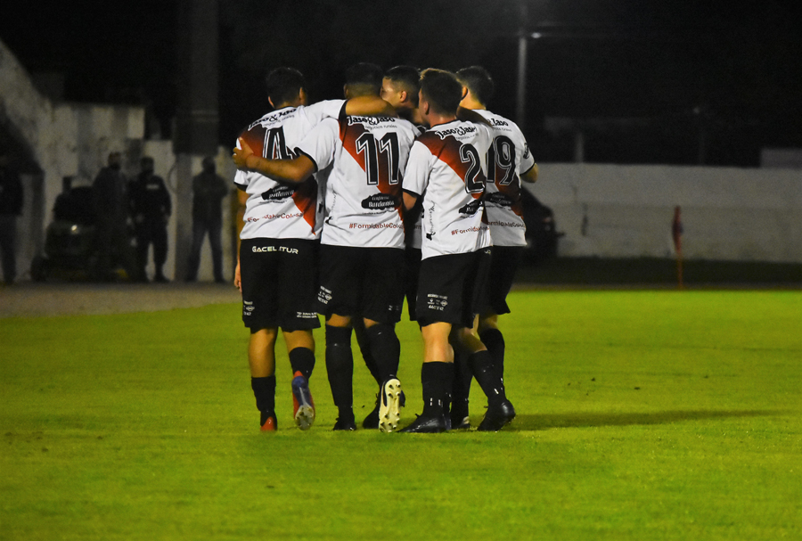 Los futbolistas de Barrio Olímpico celebran el gol tres puntos de Espino a Piriápolis. La franja volverá a ser local por la noche en el Estadio