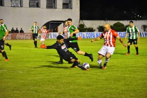 El arquero Antúnez le quita el balón a Velozo en el duro choque del sábado a la noche