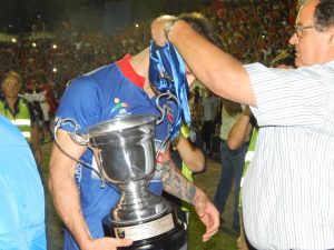 PIE Mauricio Capricho capitán serrano recibe la copa de Vice campeón del interior