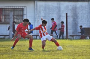 Samuel Umpiérrez maneja el esférico en el triunfo de Lavalleja en la Bombonera