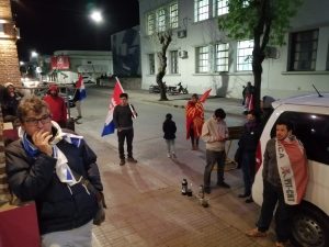 Trabajadores de la planta de cemento Ancap estuvieron afuera del teatro Lavalleja escuchando la sesión de la JDL del miércoles pasado