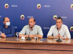 El director de la oficina territorial del Mides en Lavalleja Gustavo Risso, el ministro de Desarrollo Social Martín Lema y el intendente Mario García