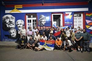 Fernando Pereira con militantes frenteamplistas. Gentileza Comisión de Comunicación del FA