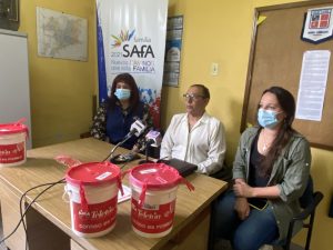 La directora del Colegio San José Roxana Paroldo, el organizador Walter Romero y la colaboradora Nataly González