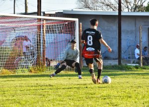 Santiago Hernández en lo suyo, pelota dominada y situación de gol, para el máximo artillero del certamen (foto archivo)