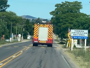 Bomberos trabaja próximo a Minas en un incendio 4