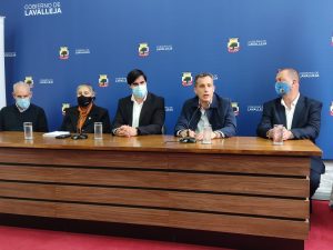 El Secretario General Alejandro Giorello, la coordinadora del Coro del Sodre Carmen Minetti, el consejero del Sodre Claudio Aguilar, el intendente Mario García y el director de Cultura Hebert Loza