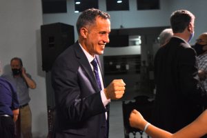 Mario García saludando