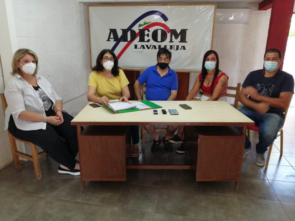 La comisión social de Adeom María Bonifacio, Socorro Tolosa, Luis Franco y Carolina Figueredo y el presidente Daniel Urquiola