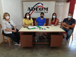 La comisión social de Adeom María Bonifacio, Socorro Tolosa, Luis Franco y Carolina Figueredo y el presidente Daniel Urquiola