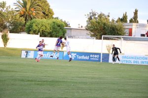 Germán Fernández le gana de arriba al defensor Faller en el triunfo clásico ante Maldonado