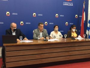 Director de Hacienda Juan Carlos Rosales, el intendente Mario García, la directora de Jurídica Laura Nahabetián y la Secretaria General Lidia Araújo