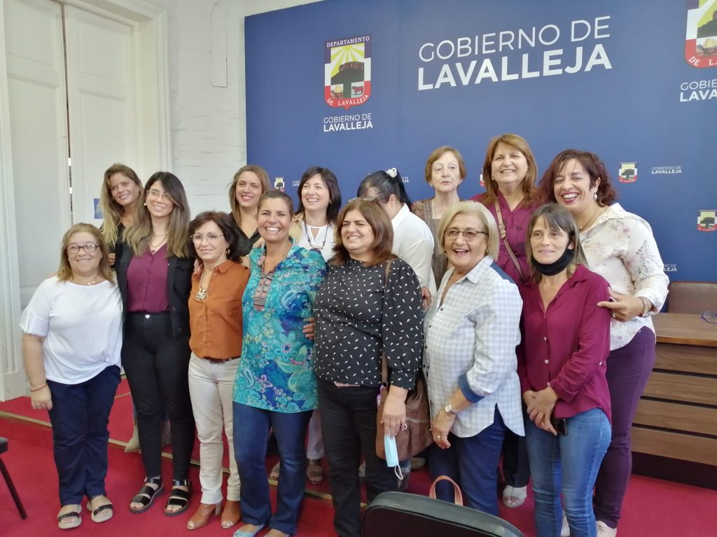La bancada femenina con las directores de Familia y Género de la IDL y de Inmujeres
