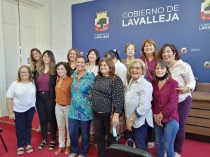La bancada femenina con las directores de Familia y Género de la IDL y de Inmujeres