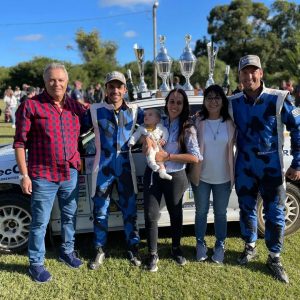 Martín Villete, rodeado de su familia y su compañero de tripulación, tras el éxito en Rocha