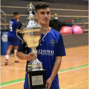 Rony Berny, con la copa de Campeón Uruguayo con el Futsal de Río Branco. Su deceso causó mucho dolor