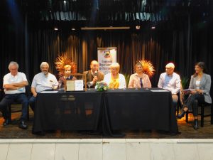 Se presentó la re publicación del libro Bajo La Misma Sombra 6