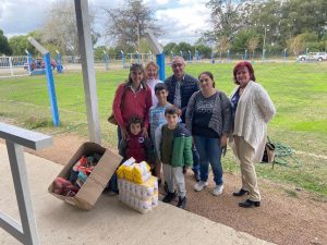 Integrantes de Rotary realizando donación en Solís de Mataojo