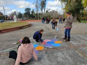 Pintada de juegos para niños en la explanada de Rambla Esther Moré 2