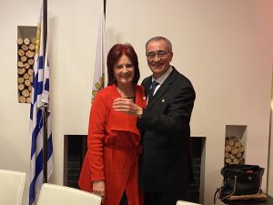 Patricia Albanell presidente entrante junto a Nestor Delgado presidente saliente Rotary Club Verdún