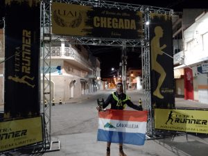 Un clásico, Ricardo Guerra acompañado por la bandera del departamento al completar una prueba