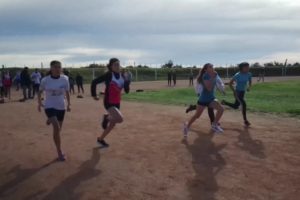 Alexis Castro debutó en 1500 metros en pista y obtuvo la victoria