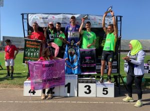 Alexis Castro en la cima del podio tras ganar el domingo en Rivera