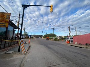 Instalan semáforos en las intersecciones de la zona conocida como Los Tres Puentes 1