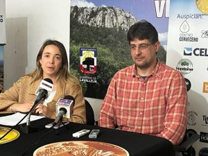 La directora de Turismo, Dolores García Pintos y el organizador de la Copa Nacional de Cervezas, Pablo Pereiro