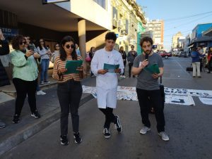 Los estudiantes Romina Furtado, Federico Corbo y Joel Agriela leyeron la proclama del CEFEM