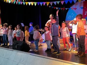 Música, diversión en un gran show de Stefanie Gómez 1