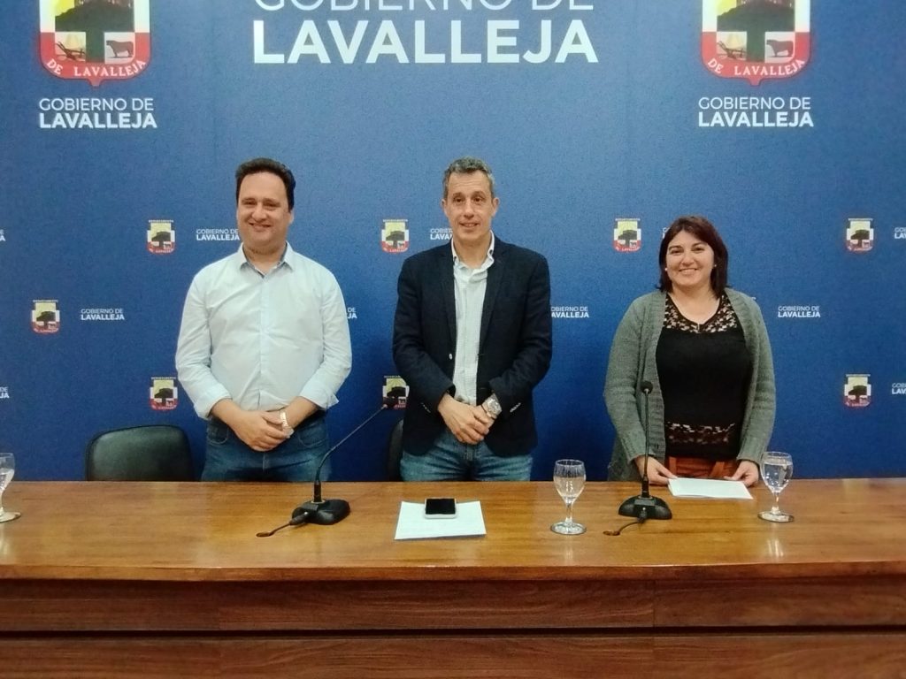El coordinador de la bancada del FA Ernesto Cesar, intendente Mario García y la presidenta del FA Lavalleja Rossana Jaimés